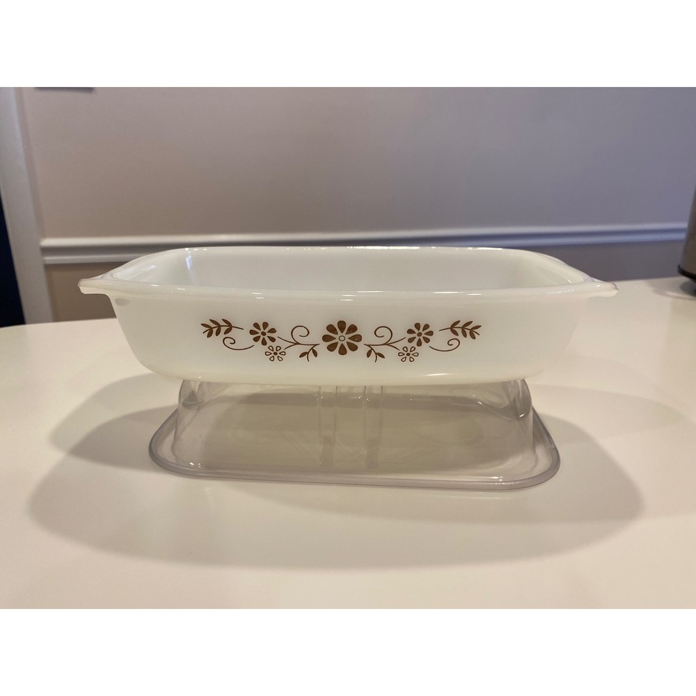 Vintage Dynaware Pyr-O-Rey‎ milk glass casserole dish